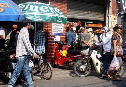 Ngày mùng 1 quán chay tại đường Nguyễn Văn Đậu (Bình Thạnh) có khá nhiều người đến mua đồ ăn